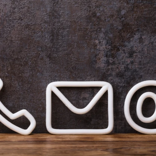 Visuel de contact du site SysCamp : téléphone et enveloppe